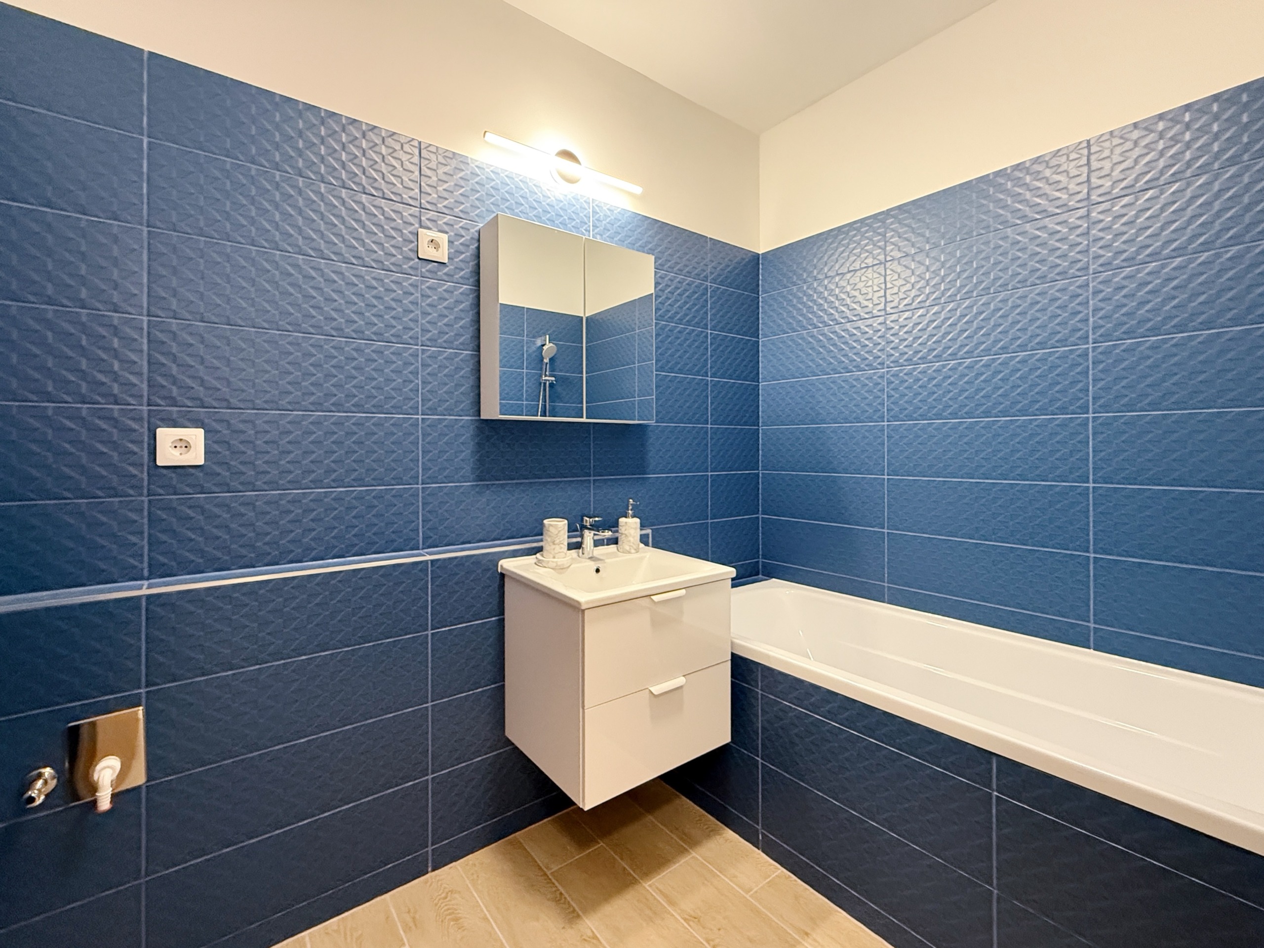 43F6EC50 1BED 4B3E AEA7 2AA9B5138AB8