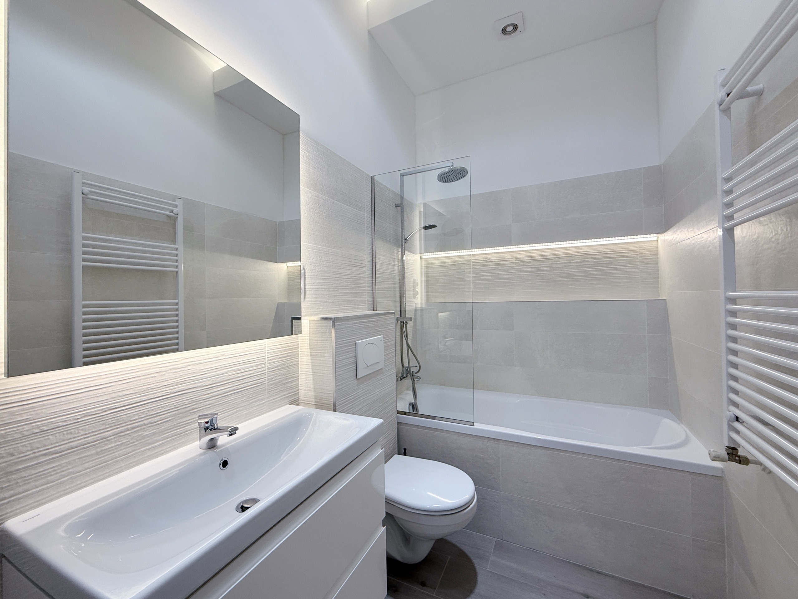 C623E716 D5DF 46F7 9E09 5BFDE870C65E