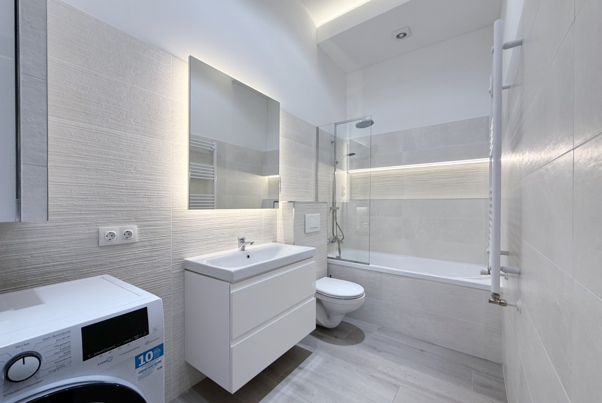 C8ADB836 DB43 4E11 93D5 1BB33C74A396