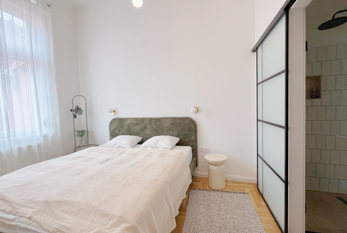 23938471 6812 40CF B2ED 44B99973640E