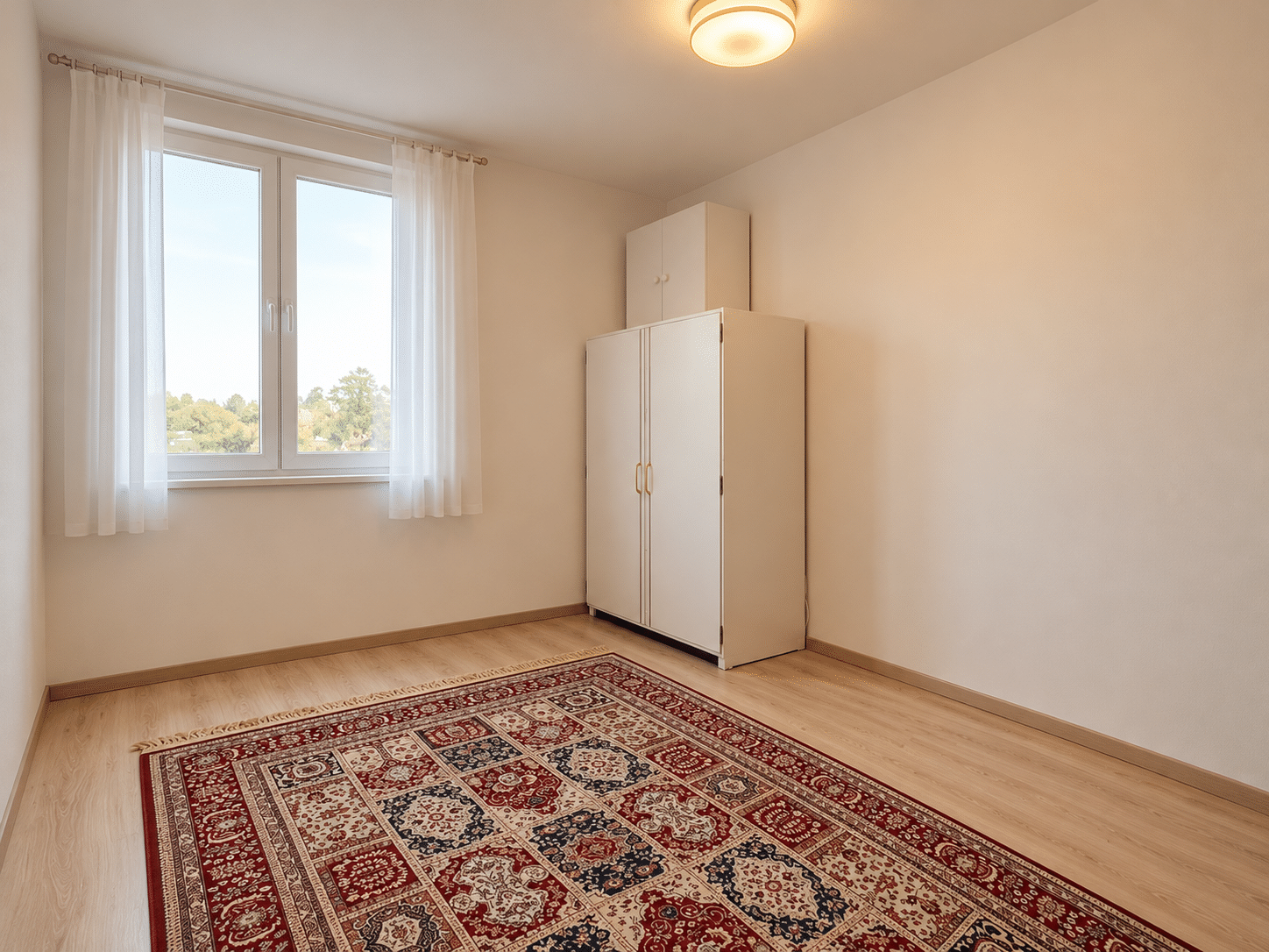 Minimalista szoba perzsa szőnyeggel