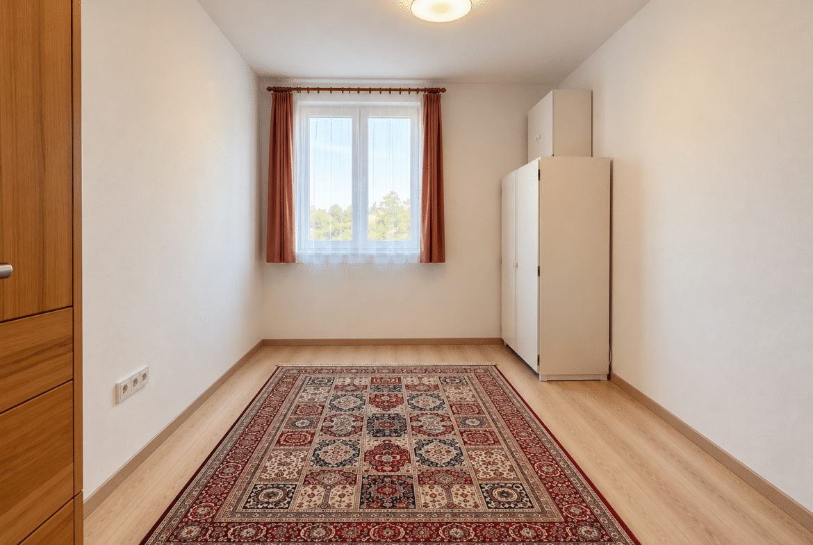 Minimalista szoba perzsaszőnyeggel és ablakkal
